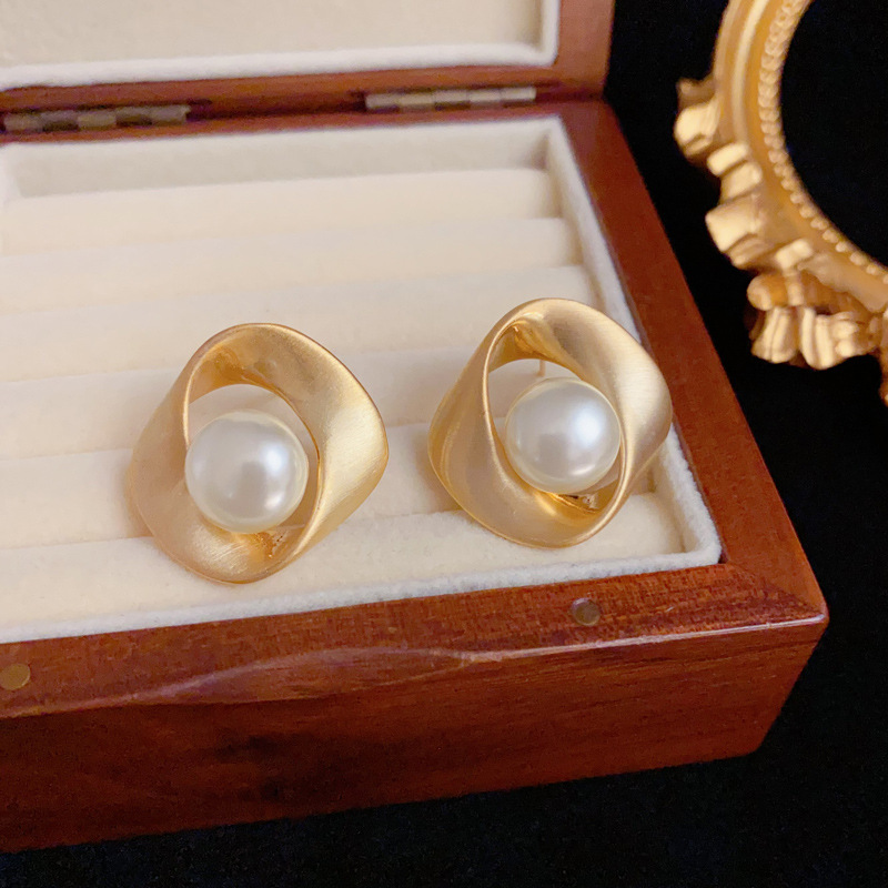 Vintage Fashion Drawings - Anting Mutiara Gaya Retro Prancis dengan