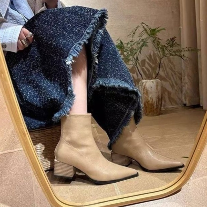 Vintage Fashion Style - Sepatu Bot Wanita Model Vintage dengan